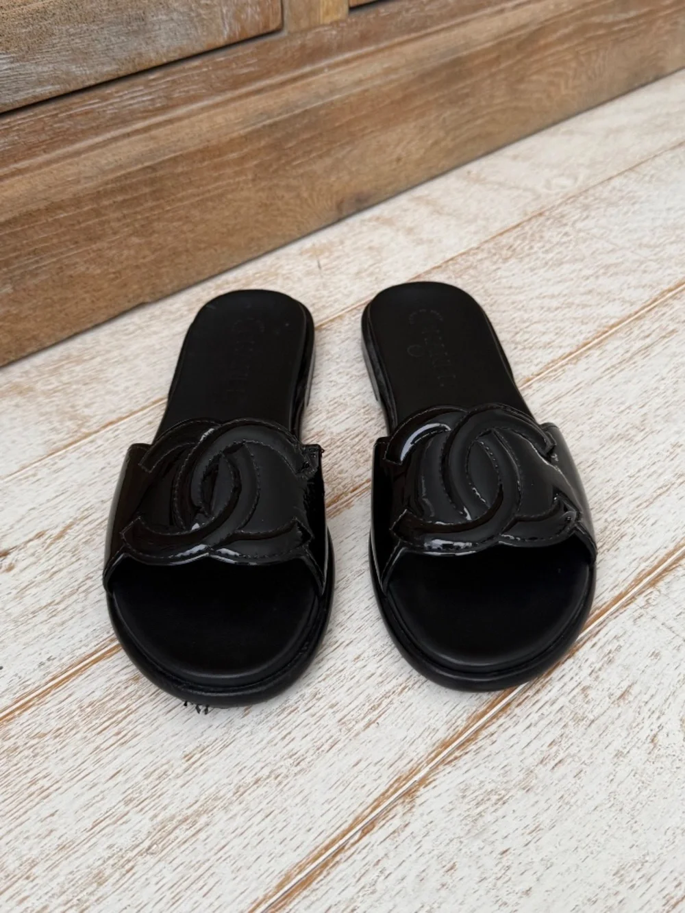 UNWORN Chanel black patent leather Interlocking CC logo slides 40